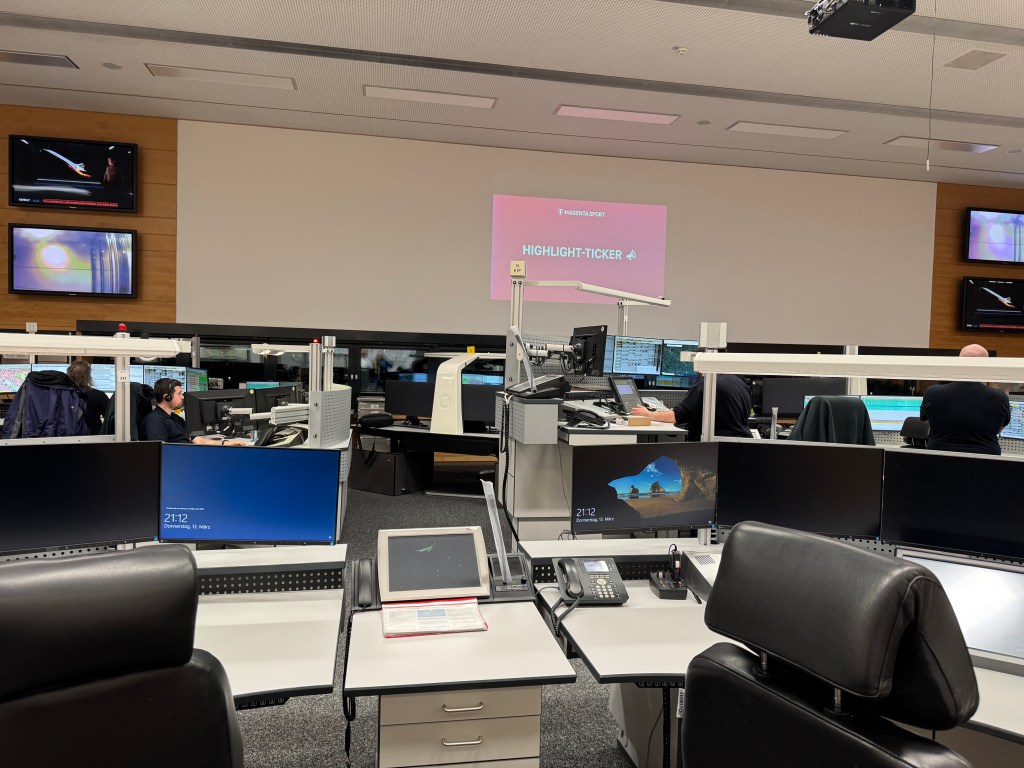 Die Integrierte Leitstelle in Nürnberg. Übrigens: auf dem Bild sind nur wenige Mitarbeiter zu sehen, weil fünf Personen den Dienst aus einem anderen Raum ausüben, außerdem ist um ca. 21 Uhr ein Zeitfenster, in dem i.d. R. nicht so viele Anrufe eintreffen.